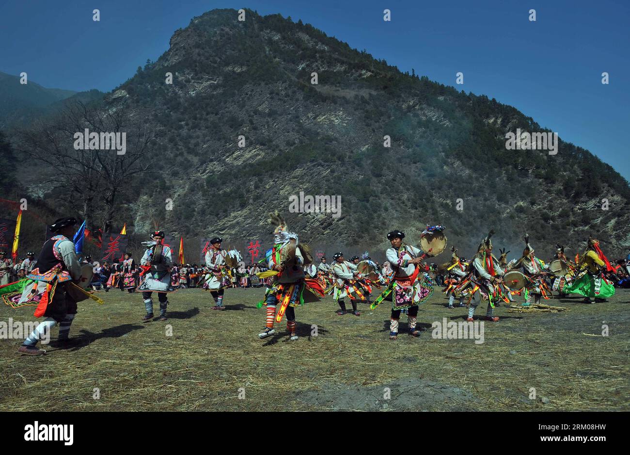 Bildnummer: 59346229 Datum: 13.03.2013 Copyright: imago/Xinhua (130313) -- LIXIAN COUNTY, 13. März 2013 (Xinhua) -- Anwohner tanzen auf dem Guairu Festival in Puxi Township of Lixian County in der tibetischen und Qiang Autonomen Präfektur Aba, Provinz Sichuan im Südwesten Chinas, am 13. März 2013. Mittwoch ist der zweite Tag des zweiten Mondmonats, der auch das Guairu-Festival des Qiang-Volkes ist, ein Anlass, bei dem sie den Göttern opfern und für gute Ernte beten. (Xinhua/Xue Yubin)(wjq) CHINA-SICHUAN-LIXIAN COUNTY-QIA Stockfoto