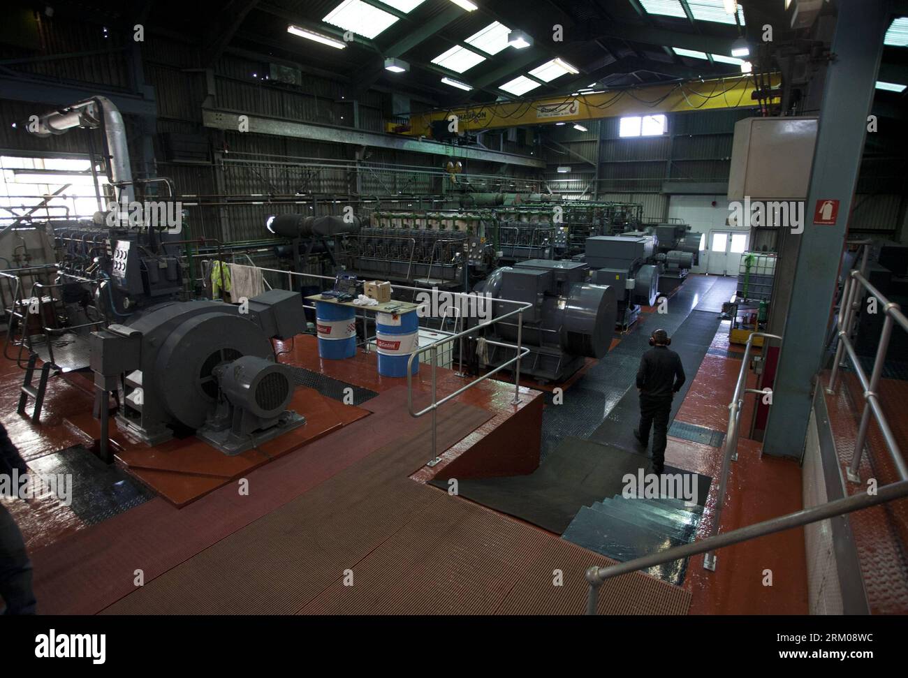 Bildnummer: 59347759 Datum: 13.03.2013 Copyright: imago/Xinhua ein Mitarbeiter arbeitet in einem Kraftwerk in Puerto Argentino (Port Stanley) auf den Malvinas (Falklandinseln), 13. März 2013. Auf den Malvinas-Inseln gibt es einen Windpark mit sechs Windmühlen, die 33 Prozent des Stromverbrauchs der Bewohner erzeugen. (Xinhua/Martin Zabala) MALVINAS-INSELN (FALKLANDINSELN)-PUERTO ARGENTINO (PORT STANLEY)-WINDENERGIE PUBLICATIONxNOTxINxCHN Wirtschaft Energieversorgung Kraftwerk Energie Strom Technik x0x xdd 2013 quer 59347759 Datum 13 03 2013 Copyright Imago XINHUA to Employee Works AT a Power Stockfoto