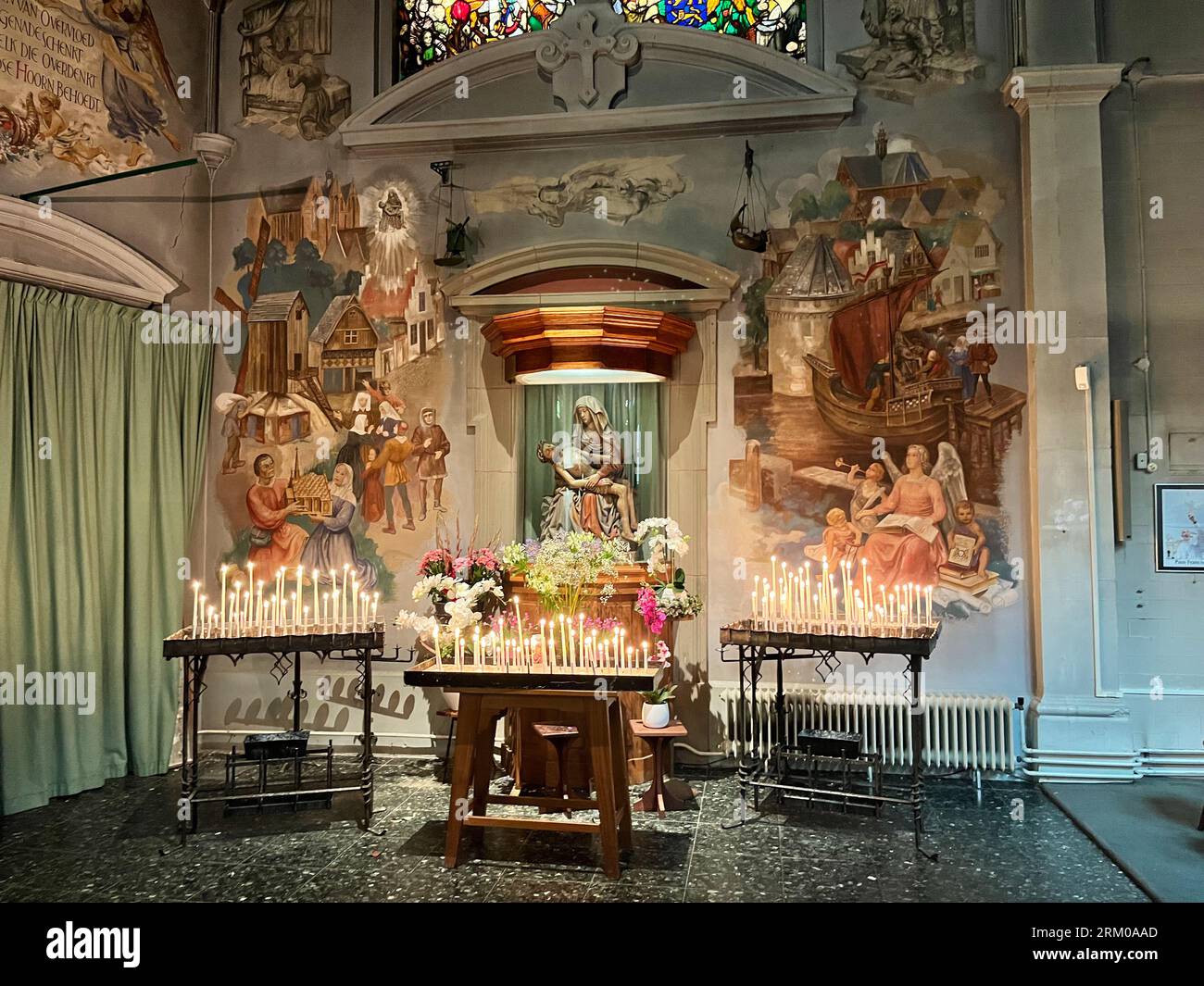 Hoorn, Niederlande. August 2023. Das Innere einer katholischen Kirche. Hochwertige Fotos Stockfoto