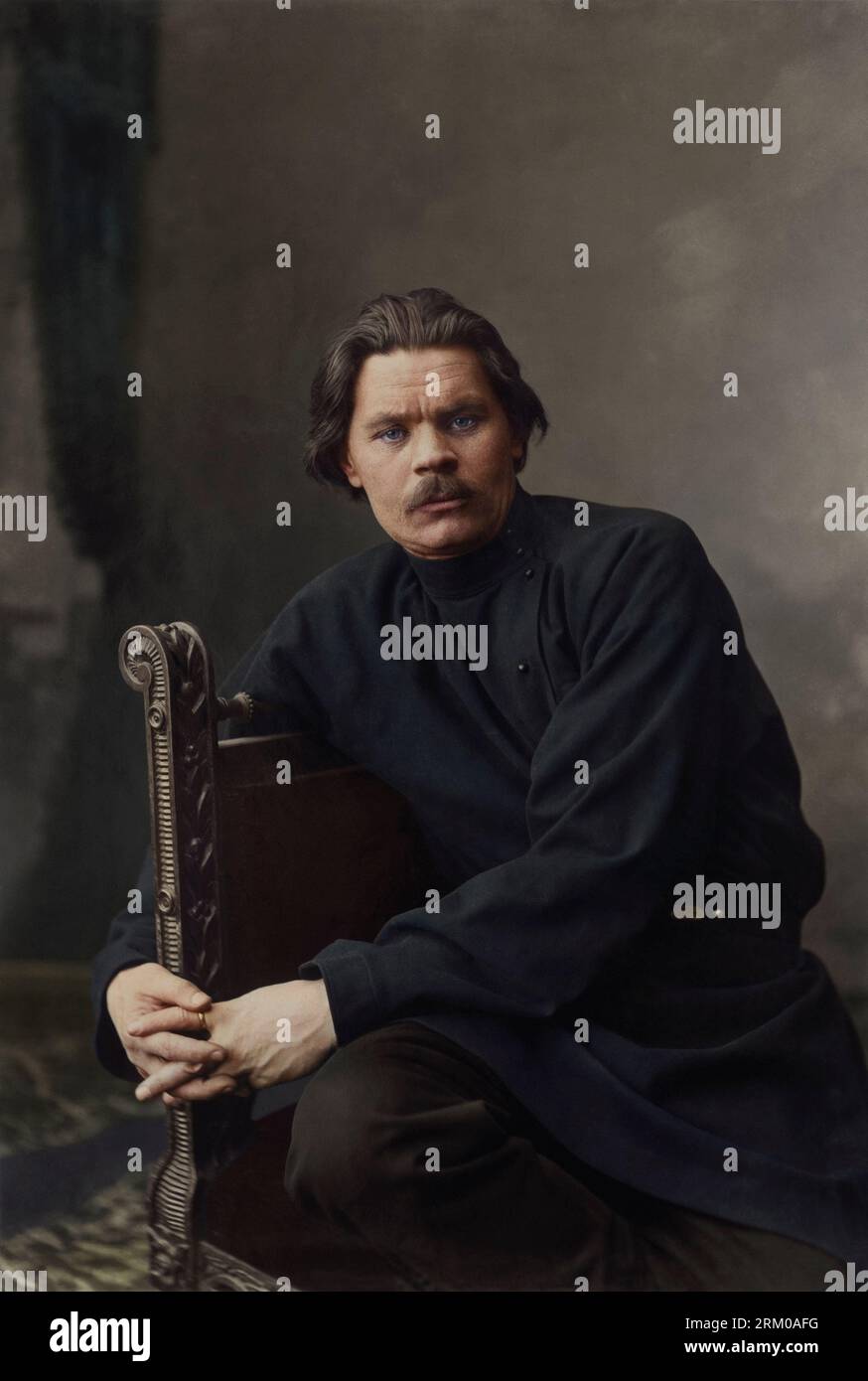 Porträt von Maxim Gorky, der in einem Sessel sitzt und ein dunkles Hemd trägt. Um 1900. Stockfoto