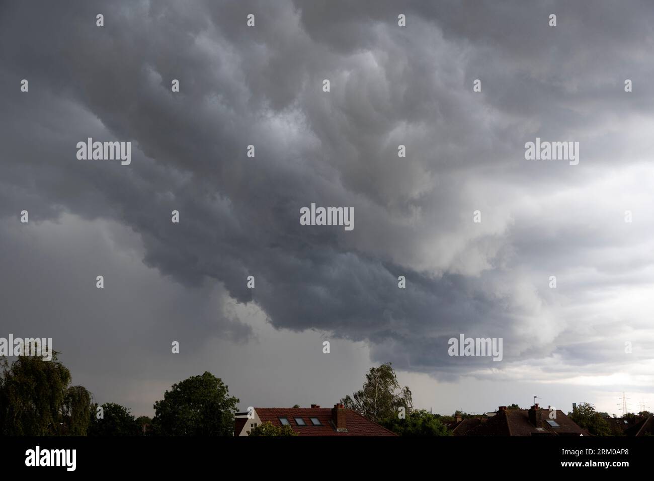 Wimbledon, London, Großbritannien. 26. August 2023. Treibender Regen und graue Gewitterwolken ziehen am Nachmittag des 26. August von Westen über London. Quelle: Malcolm Park/Alamy Live News Stockfoto