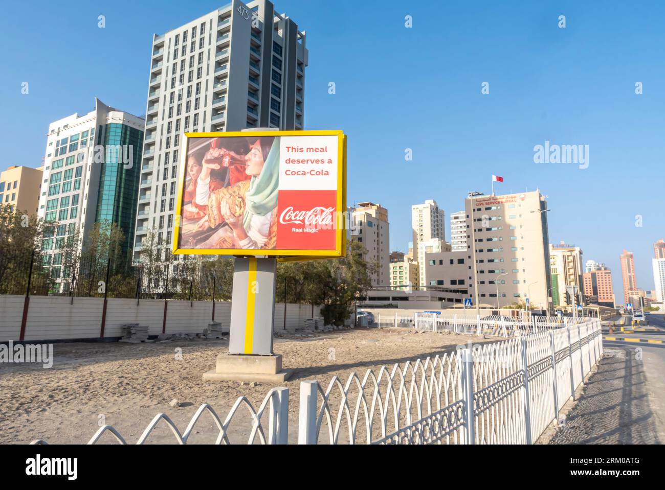 Coca-Cola Real Magic Außenwand-Werbekampagne Werbung auf der Straße in Manama Bahrain. Arabische Frau, die Coca-Cola-Werbung trinkt Stockfoto