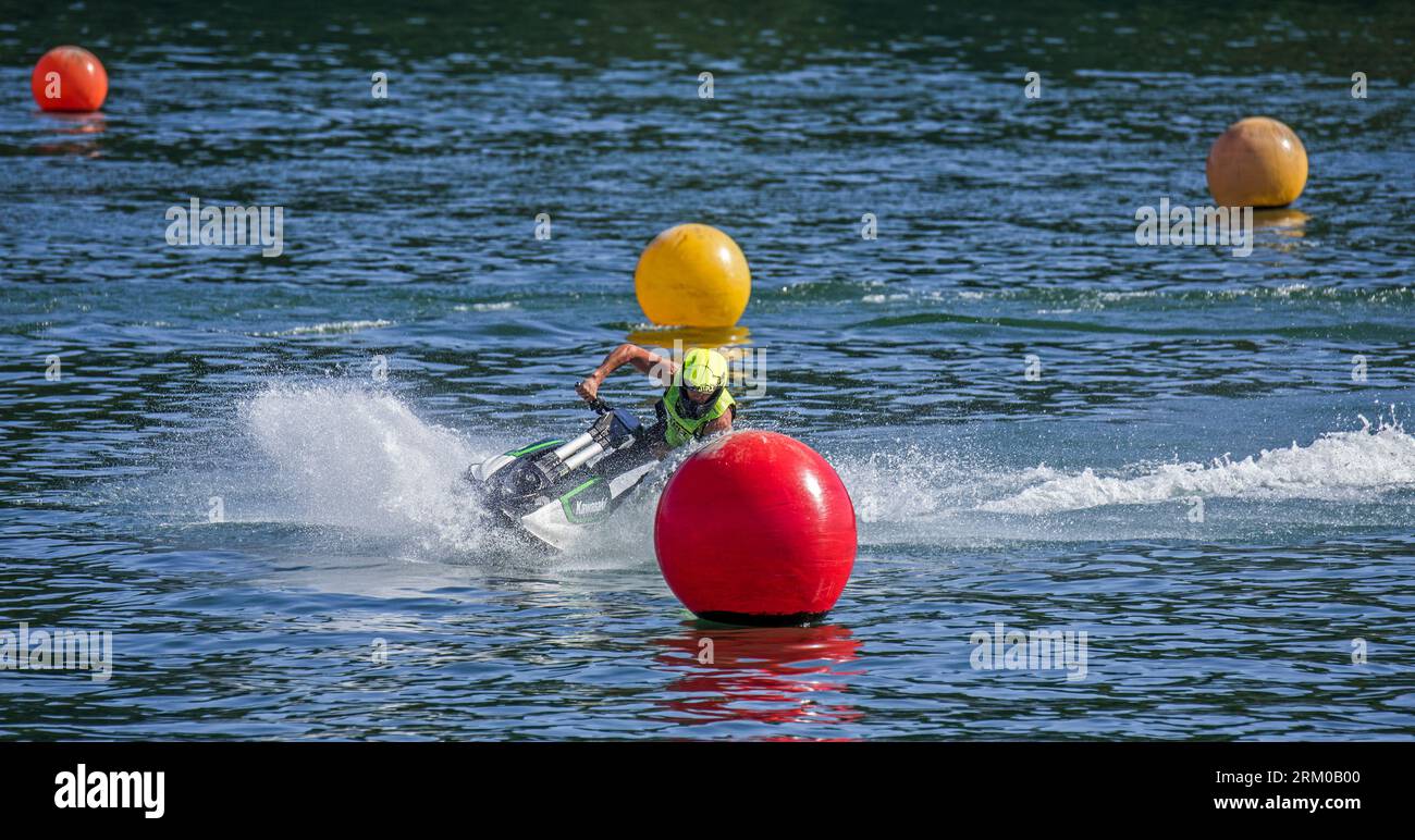 Jet-Ski / Jetski / Wasserroller / Stand-up-Wasserfahrzeug / PWC-Fahrer schlängelt entlang der Bojen auf dem See Stockfoto