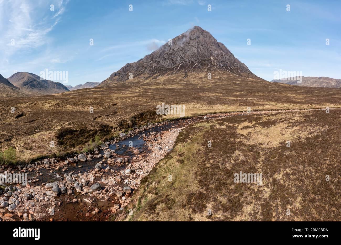 Buachaille etive MOR glencoe schottland erhöhter Blick mit Flusscoupall blauer Himmel im Sommer Stockfoto