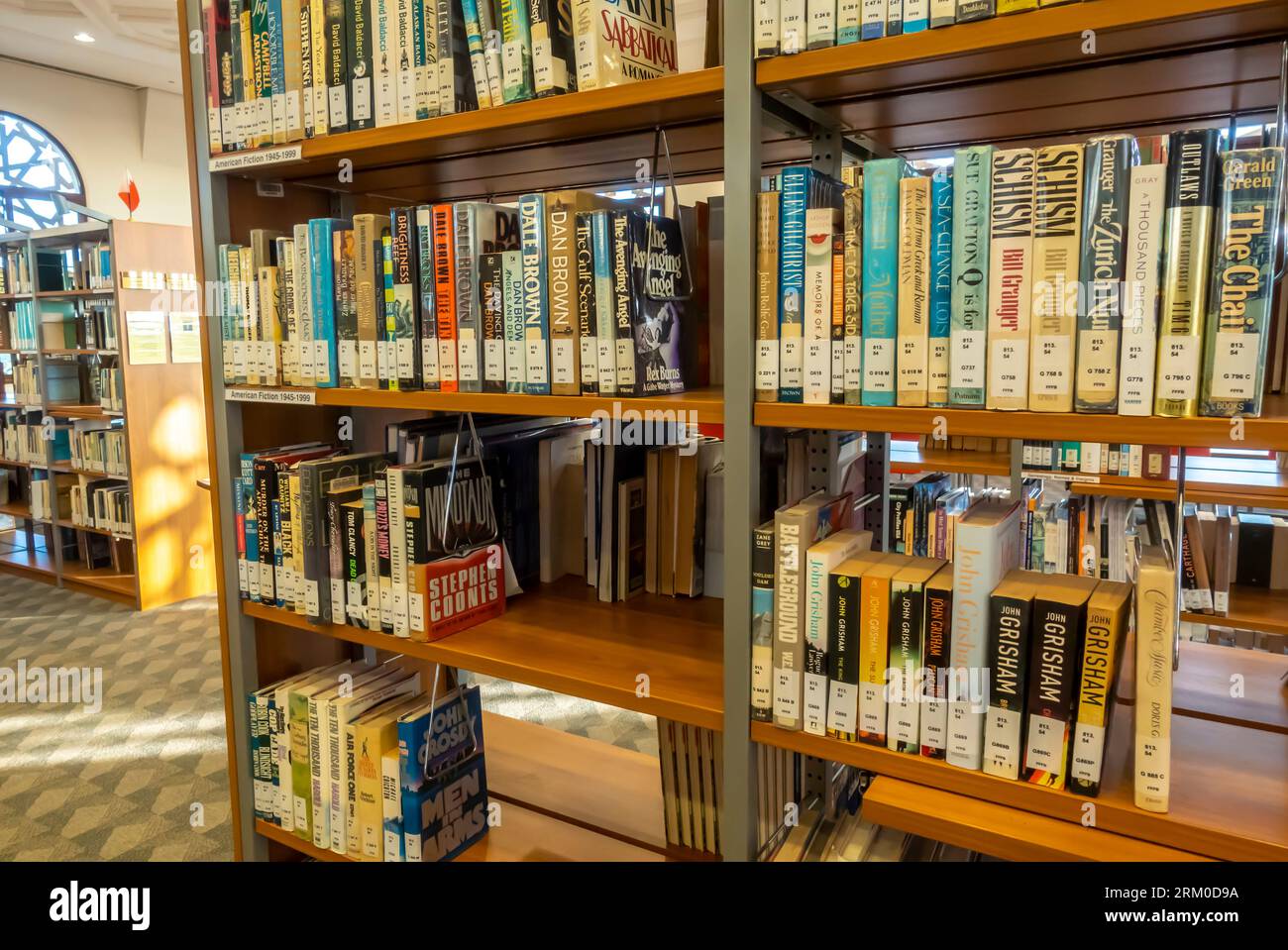 Ausländische Bücher in englischer Sprache in Regalen im Lesesaal einer Bahrain-Bibliothek im Isa Cultural Centre Bahrain Stockfoto