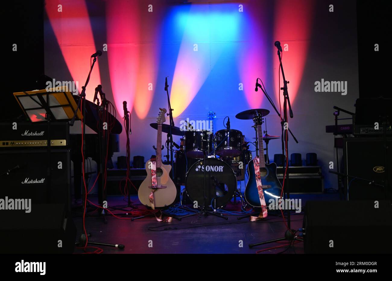 Bühne mit Musikinstrumenten Stockfoto