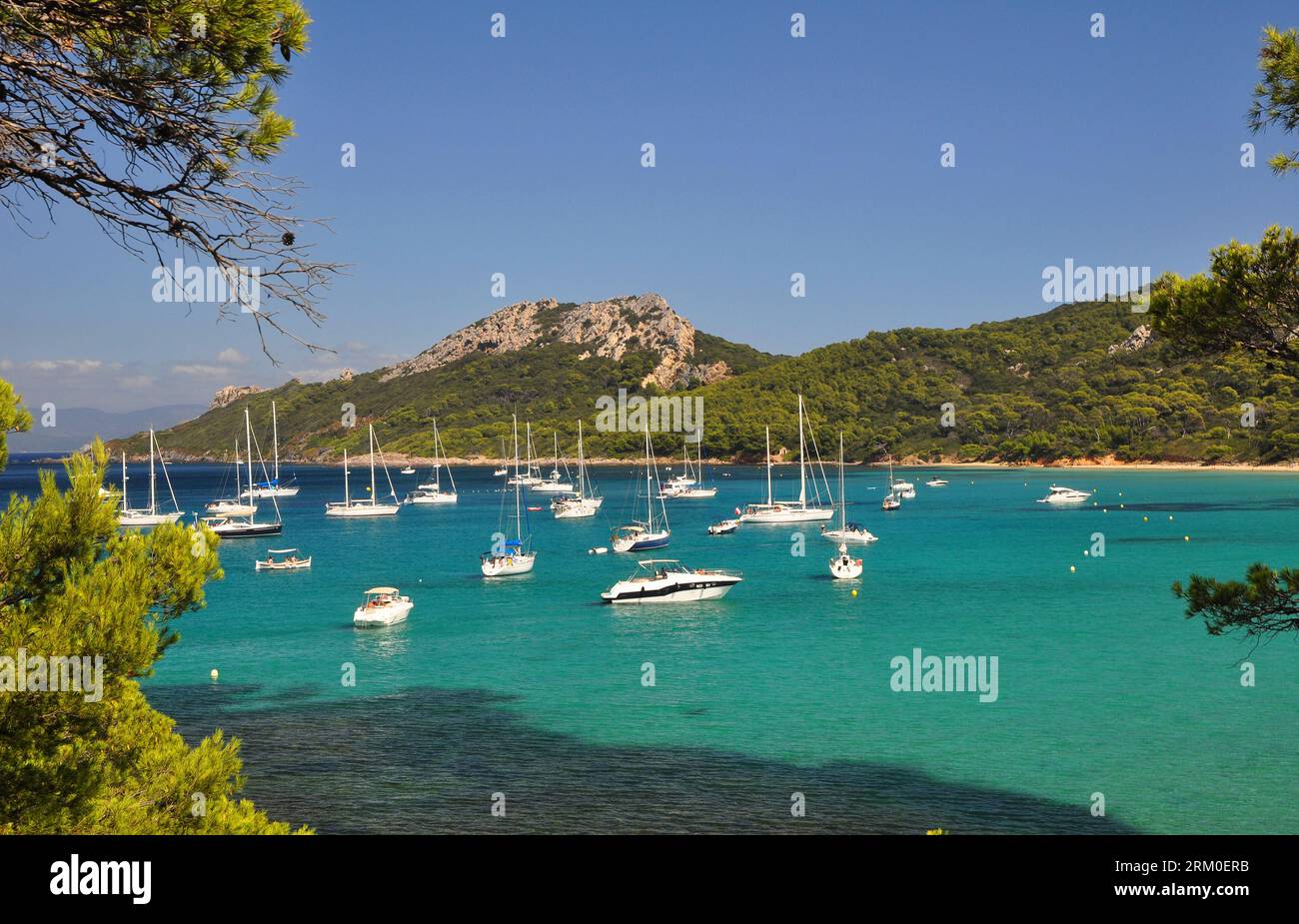 Saiboats legten auf der Strandinsel La Courtade von Porquerolles Var Provence an Stockfoto
