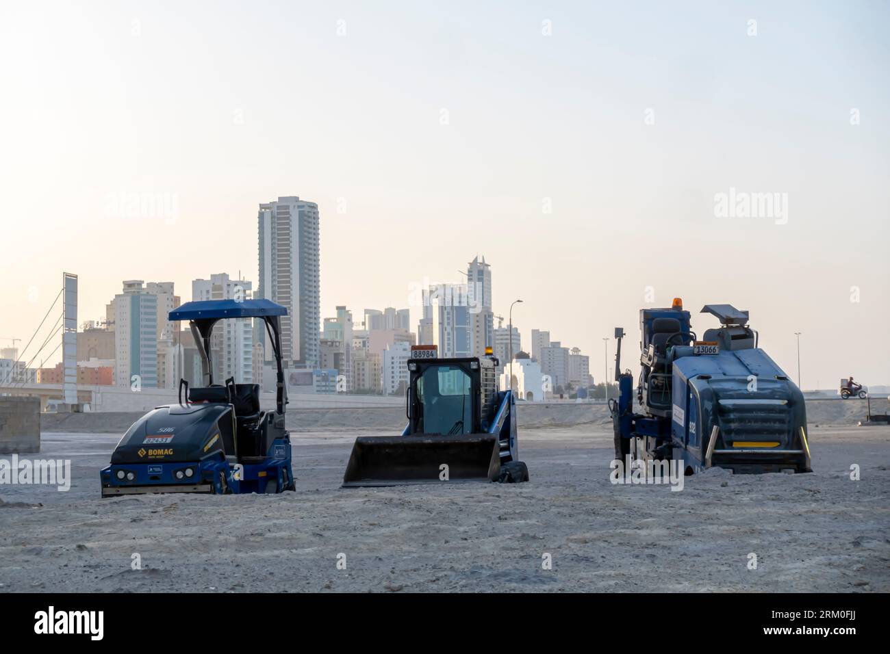 Baustelle im Sand von Jaffair Bahrain, Baumaschinen, Straßenfertiger, Straßenrollfahrzeuge, Straßenwalzen. Stockfoto