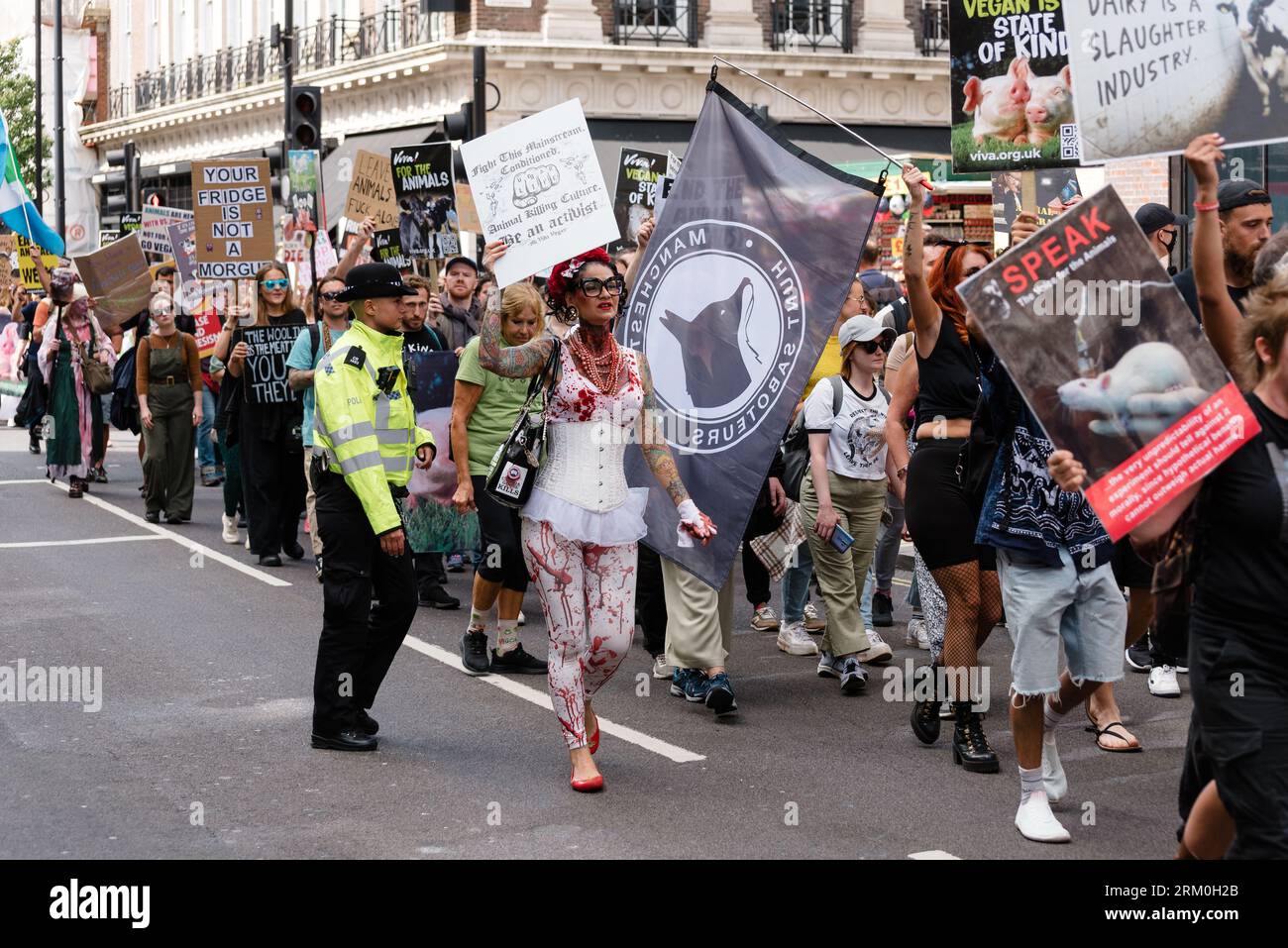 London, Großbritannien. 26. August 2023. Tierschützer marschieren in London für den National Animal Rights March, um Gerechtigkeit für Tiere und ein Ende der Tierausbeutung zu fordern. Anrede: Andrea Domeniconi/Alamy News Stockfoto