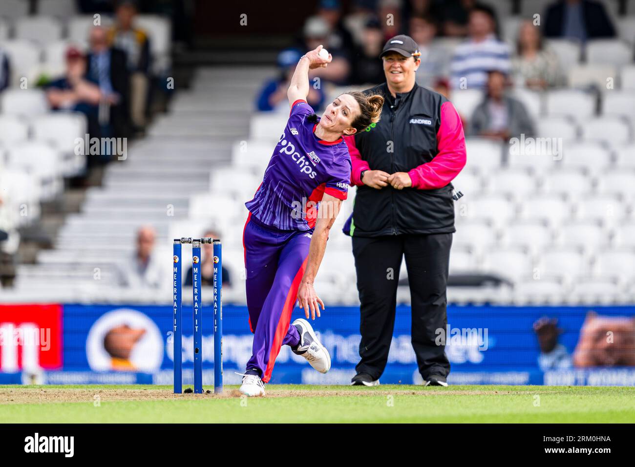 LONDON, VEREINIGTES KÖNIGREICH. 26. August 2023. Kate Cross of Northern Supercharges in Aktion während des Eleminatior Women - Notrhen Superchargers vs Waliser Fire auf dem Kia Oval Cricket Ground am Samstag, den 26. August 2023 in LONDON ENGLAND. Quelle: Taka Wu/Alamy Live News Stockfoto