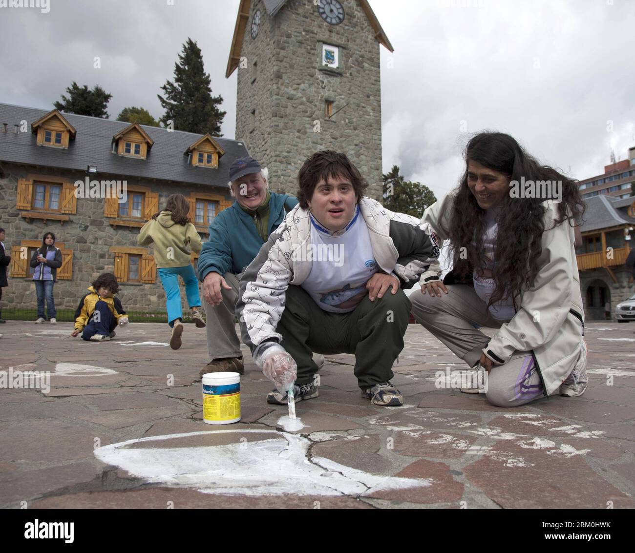 Bildnummer: 59429119 Datum: 24.03.2013 Copyright: imago/Xinhua A Boy macht Ein Straßengemälde, das das Gedenken an den argentinischen Nationalfeiertag der Erinnerung an Wahrheit und Gerechtigkeit am 24. März 2013 in San Carlos de Bariloche, Provinz Bariloche, Argentinien, markiert. Die Bewohner bemalten die Tücher, die von Müttern getragen wurden, die nach ihren Kindern suchten, die während des diktatorischen Regimes entführt wurden. (Xinhua/TELAM) ARGENTINA-MENDOZA-MEMORATION PUBLICATIONxNOTxINxCHN Gesellschaft Politik xsp x0x 2013 Quadrat 59429119 Datum 24 03 2013 Copyright Imago XINHUA ein Junge macht ein Straßengemälde, das das C markiert Stockfoto