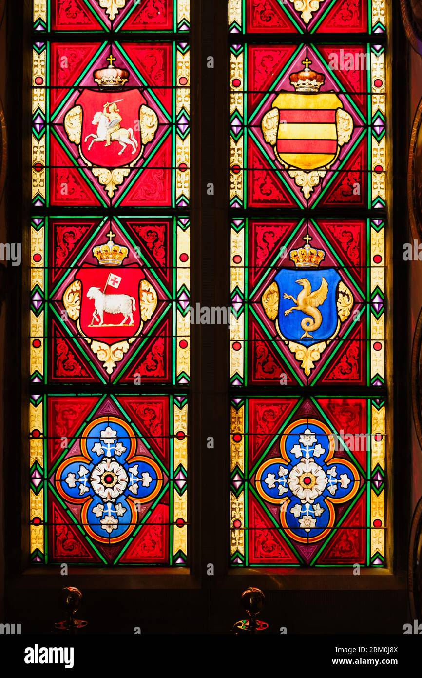 Kopenhagen, Dänemark - 8. August 2023: Königliche Wappen und Wappen dänischer Häuser auf einem Buntglasfenster. Stockfoto