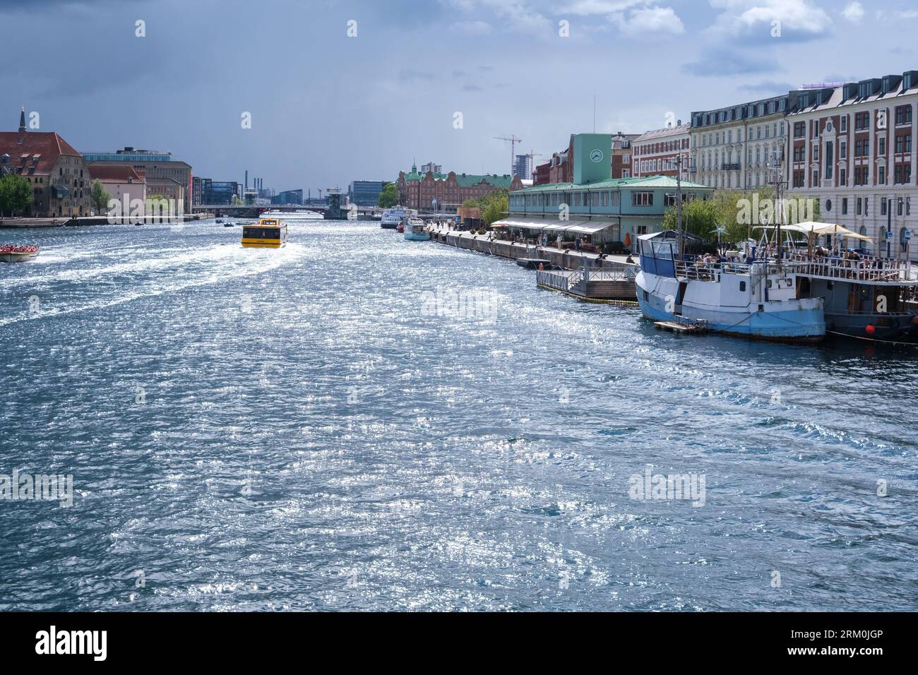 Kopenhagen, Dänemark - 8. August 2023: Touristen fahren auf großen überfüllten Lastkähnen durch die Kanäle von Kopenhagen. Stockfoto