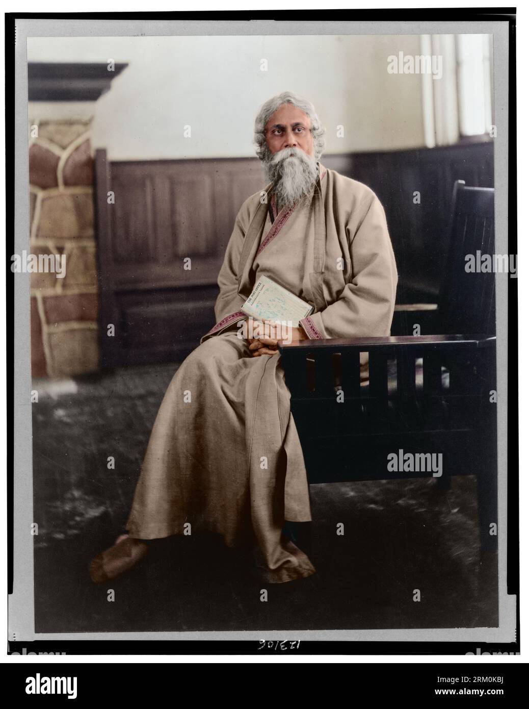 Rabindranath Tagore, Portrait in voller Länge, sitzend, nach vorne gerichtet. Um 1916. Hinweis: Beim Wiederherstellen stellte ich fest, dass Tagore (fast sicher) Hold ist Stockfoto