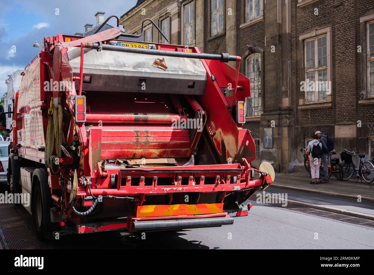 Kopenhagen, Dänemark - 8. August 2023: Müllwagen, mit automatischer Containerentnahme und Entleerung. Stockfoto