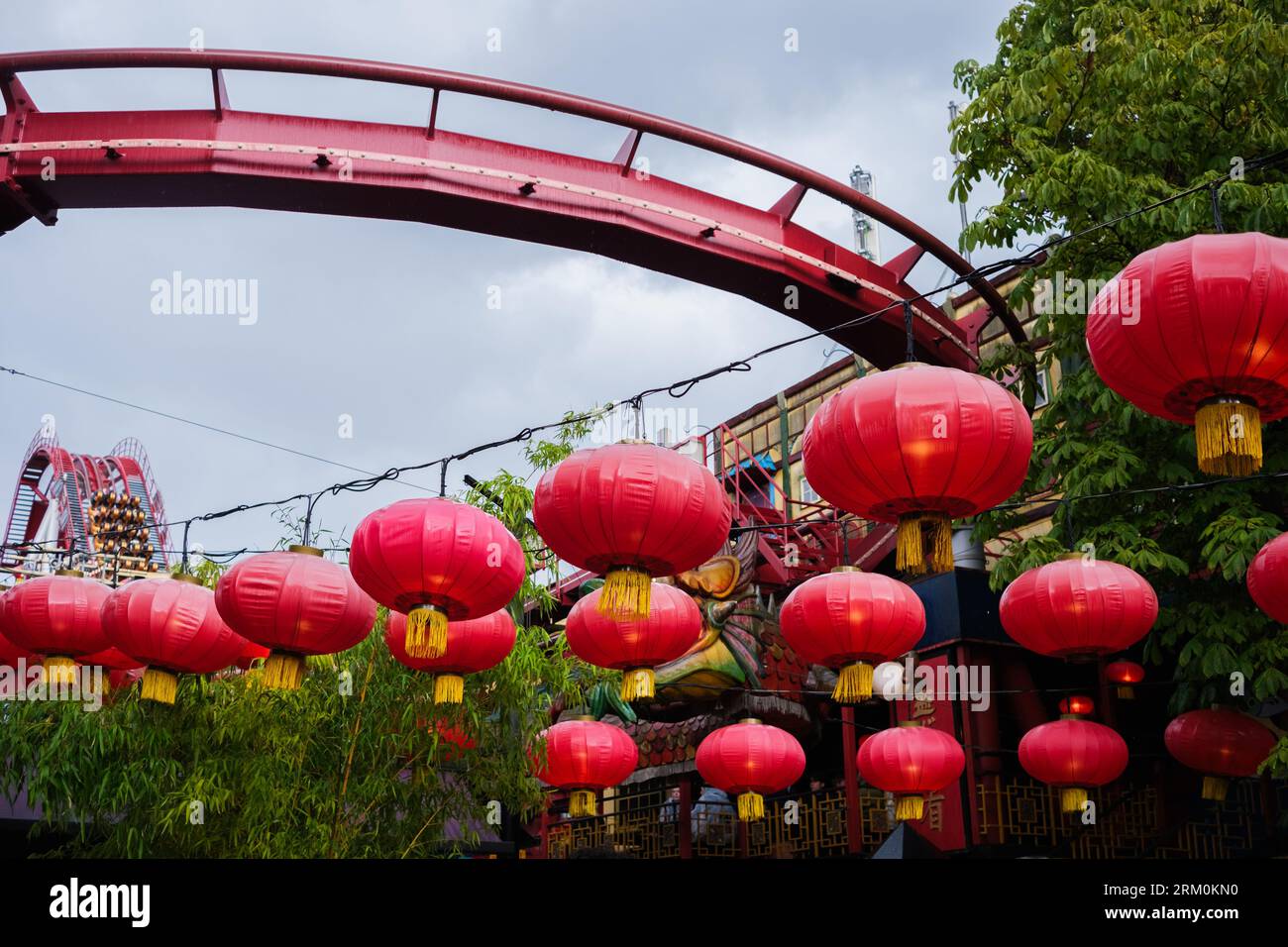 Kopenhagen, Dänemark - 8. August 2023: Ein Vergnügungspark mit chinesischem Thema und Dekoration. Stockfoto