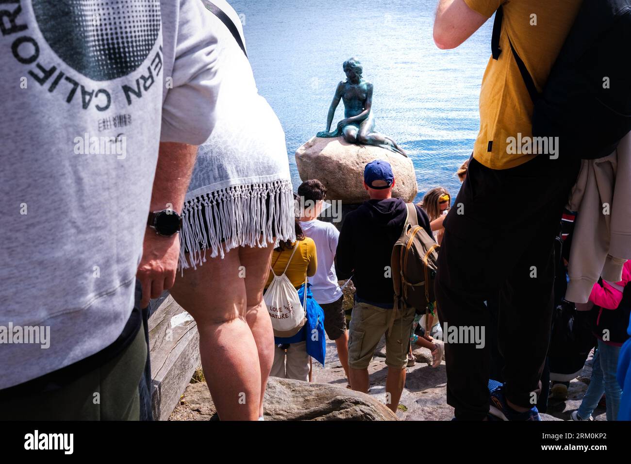 Kopenhagen, Dänemark - 8. August 2023: Touristen drängen sich um die Statue der kleinen Meerjungfrau. Stockfoto