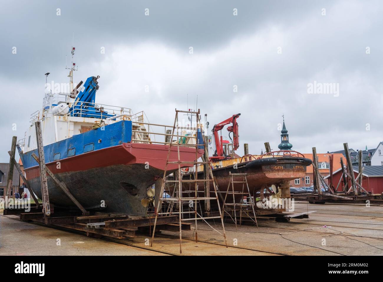 Billund, Dänemark - 8. August 2023: Rostige Fischerboote, im Trockendock zur Reparatur. Stockfoto
