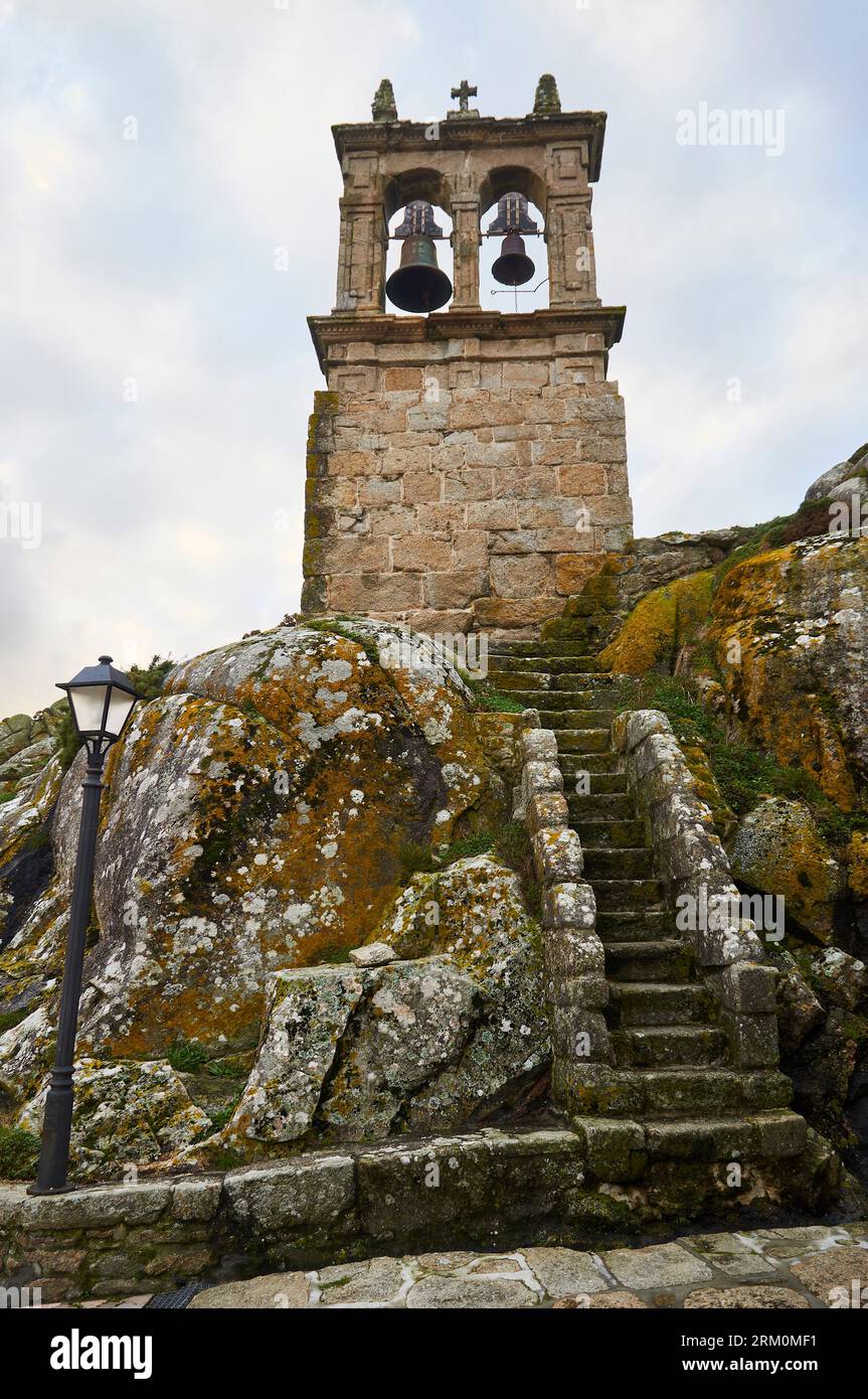Freistehender Glockenturm oder campanile der katholischen Kirche Santa María de Muxía (Muxía, Costa da Morte, Fisterra, A Coruña, Galicien, Spanien) Stockfoto