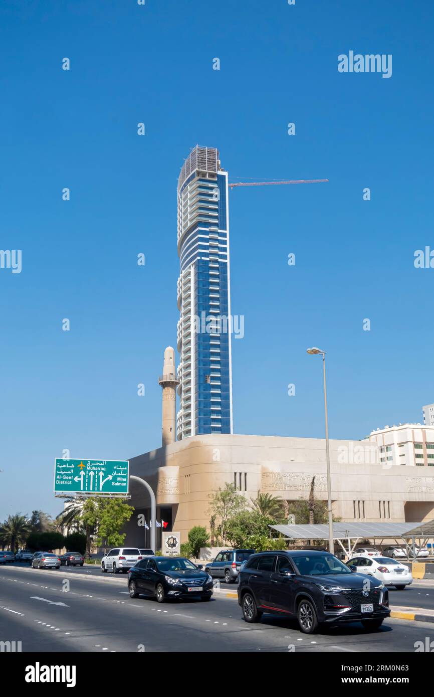 Beit Al Quran Museum in Manama Bahrain. Wolkenkratzer im Bau, Straßenschild, Stadtbild Bahrain Stockfoto
