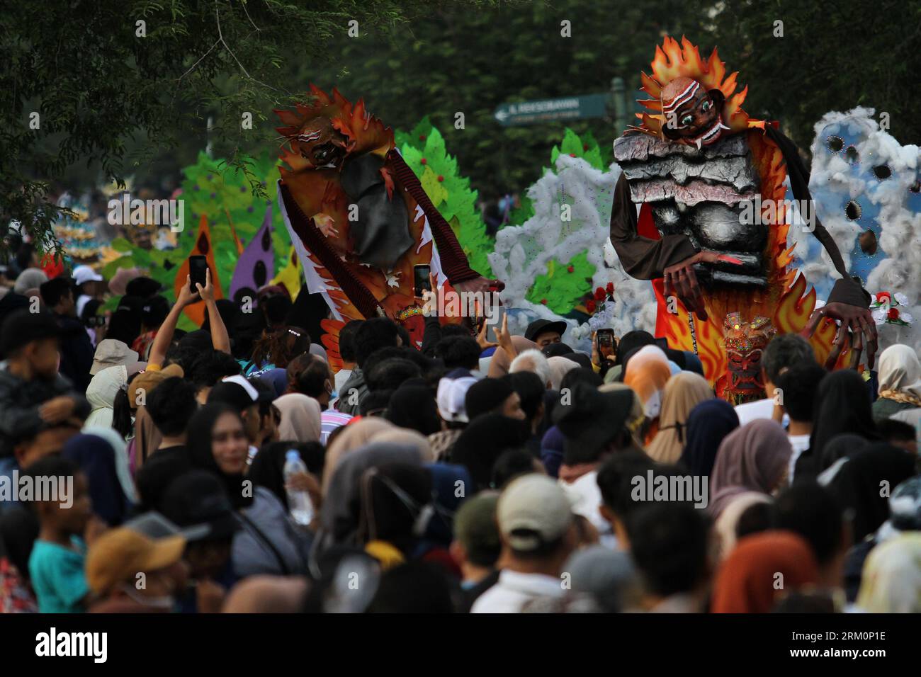 26. August 2023, Yogyakarta, spezielle Region von Yogyakarta, Indonesien: Darsteller in Kostümen nehmen am Jogja Fashion Carnival Teil, anlässlich des 78. Jahrestages der Republik Indonesien in der Malioboro Street. (Bild: © Angga Budhiyanto/ZUMA Press Wire) NUR REDAKTIONELLE VERWENDUNG! Nicht für kommerzielle ZWECKE! Stockfoto