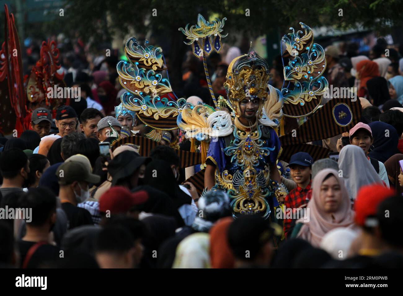 26. August 2023, Yogyakarta, spezielle Region von Yogyakarta, Indonesien: Darsteller in Kostümen nehmen am Jogja Fashion Carnival Teil, anlässlich des 78. Jahrestages der Republik Indonesien in der Malioboro Street. (Bild: © Angga Budhiyanto/ZUMA Press Wire) NUR REDAKTIONELLE VERWENDUNG! Nicht für kommerzielle ZWECKE! Stockfoto