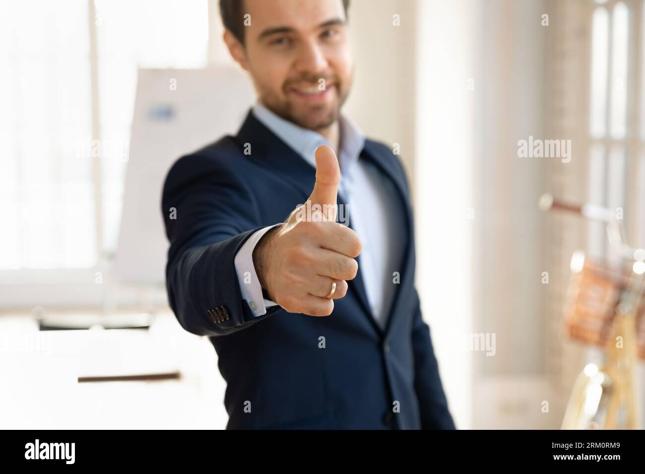 Nahaufnahme des kaukasischen Geschäftsmannes zeigt Daumen nach oben Stockfoto