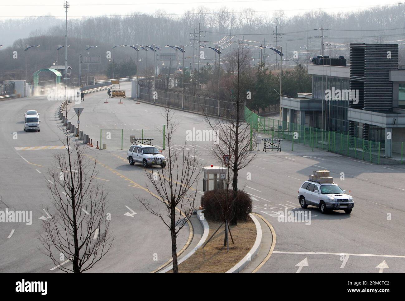 Bildnummer: 59469688 Datum: 03.04.2013 Copyright: imago/Xinhua (130403) -- PAJU, April 3, 2013 (Xinhua) -- South Korean vehicles return from Kaesong industrial complex and pass the Customs, Immigration and Quarantine (CIQ) office in Paju, Gyeonggi province of South Korea, April 3, 2013. The Democratic People s Republic of Korea (DPRK) banned South Korean workers entrance to the joint industrial complex at the DPRK s border town of Kaesong, only allowing the workers to leave Kaesong to come back to Seoul, the unification ministry said Wednesday. (Xinhua/Park Jin-hee) SOUTH KOREA-PAJU-KAESONG Stockfoto