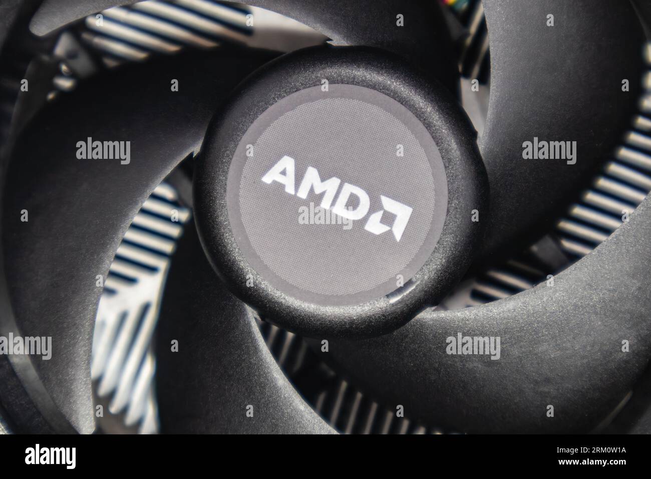 Kiew, Ukraine - 05. Januar 2022: AMD-Kühler für Desktop-PC-CPU-Einheit Nahaufnahme. Schwarzer Kühlerlüfter, PC-Hardware. Komponenten von leistungsstarkem Perso Stockfoto
