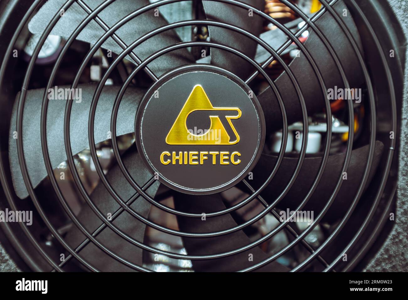 Kiew, Ukraine - 05. Januar 2022: Chieftec-Lüfter für Desktop-Netzteil aus nächster Nähe. Schwarzer Kühler, Details zur PC-Hardware. Komponenten von POWE Stockfoto