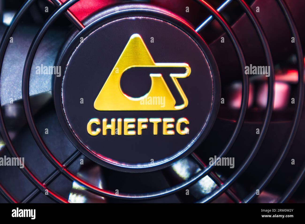Kiew, Ukraine - 05. Januar 2022: Chieftec-Lüfter für Desktop-PC-Netzteil aus nächster Nähe. Schwarzer Kühler, Hardware-Details. Komponenten von Pers Stockfoto