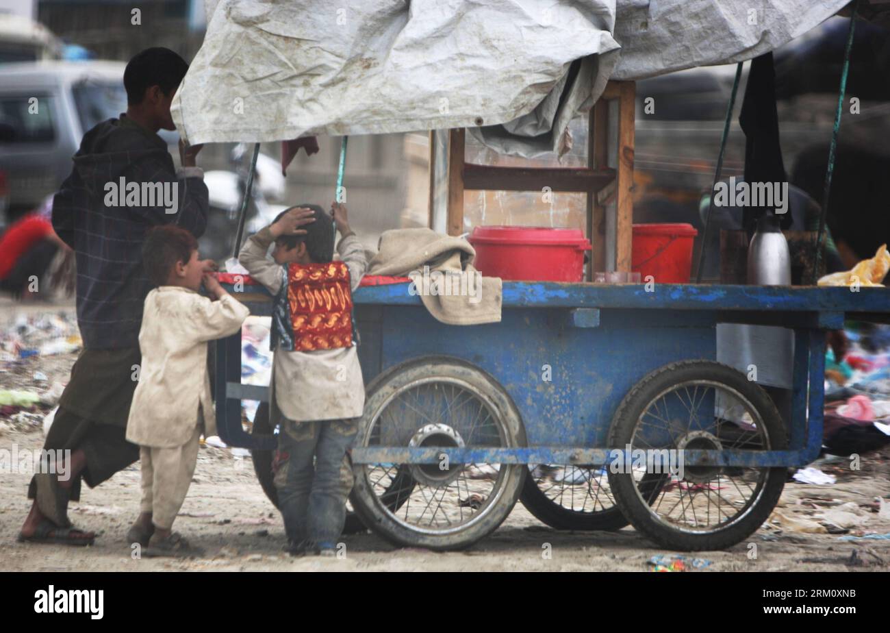 Bildnummer: 59480175 Datum: 05.04.2013 Copyright: imago/Xinhua KABUL, 5. April 2013 - afghanische Kinder kaufen am 5. April 2013 Lebensmittel von einem Straßenhändler in Kabul, Afghanistan. Mehr als 8,4 Millionen afghanische Kinder, von denen 39 Prozent Mädchen sind, besuchen derzeit die Schule, während 4,2 Millionen andere vor allem aus Sicherheitsgründen und Armut keinen Zugang zur Schule haben. (Xinhua/Ahmad Massoud) AFGHANISTAN-CHILDREN-EDUCATION PUBLICATIONxNOTxINxCHN Gesellschaft Land Leute Kinder Afghanistan x0x xmb 2013 quer 59480175 Datum 05 04 2013 Copyright Imago XINHUA Kabul 5. April 2013 Afghan Children Buy Food from Stockfoto