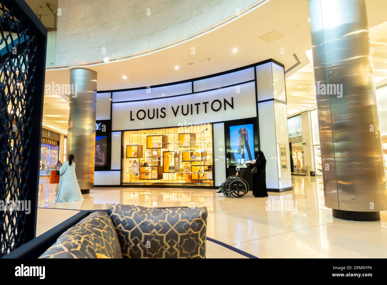 Moda Mall - Bahrain. Frauen, die an der Louis Vuitton Boutique vorbeigehen Stockfoto