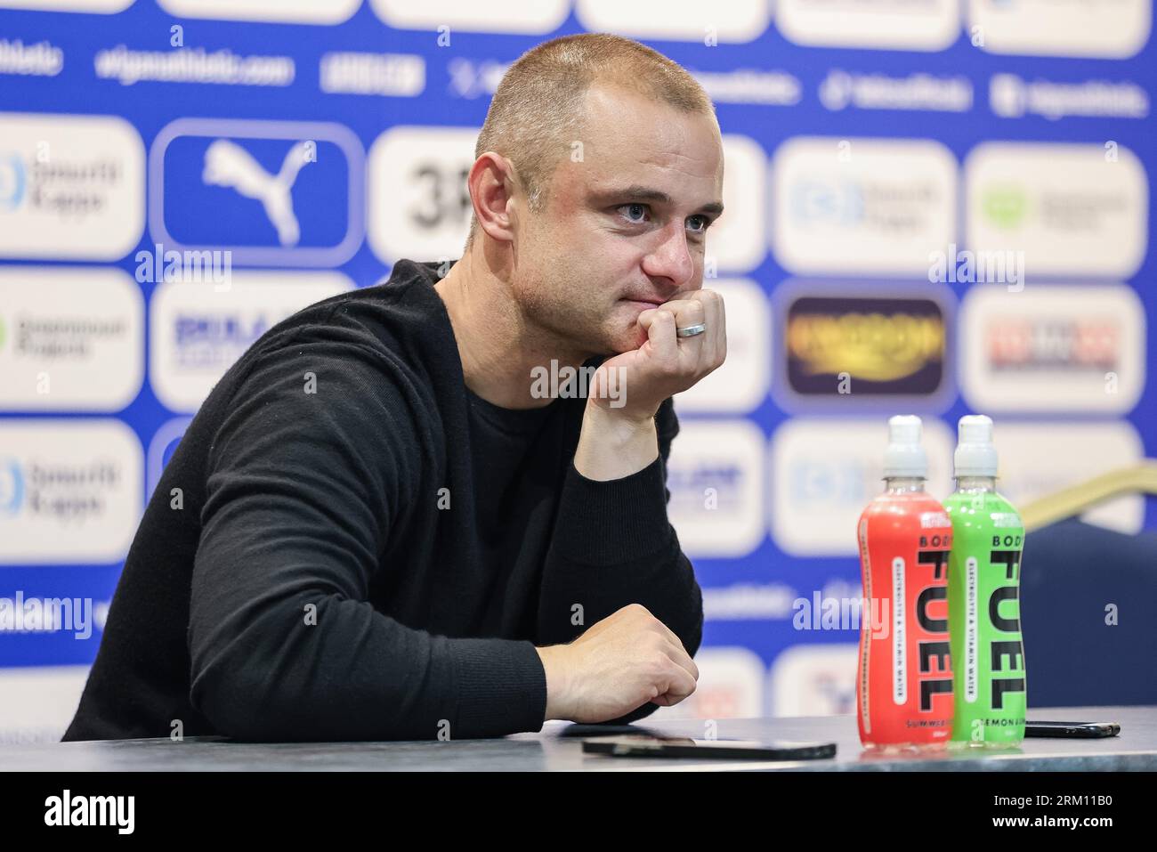 Wigan, Großbritannien. 26. August 2023. Shaun Maloney, Manager von Wigan Athletic, spricht in der Post-Match-Pressekonferenz während des Sky Bet League 1-Matches Wigan Athletic vs Barnsley im DW Stadium, Wigan, Großbritannien, 26. August 2023 (Foto: Mark Cosgrove/News Images) in Wigan, Großbritannien am 26. August 2023. (Foto: Mark Cosgrove/News Images/SIPA USA) Credit: SIPA USA/Alamy Live News Stockfoto