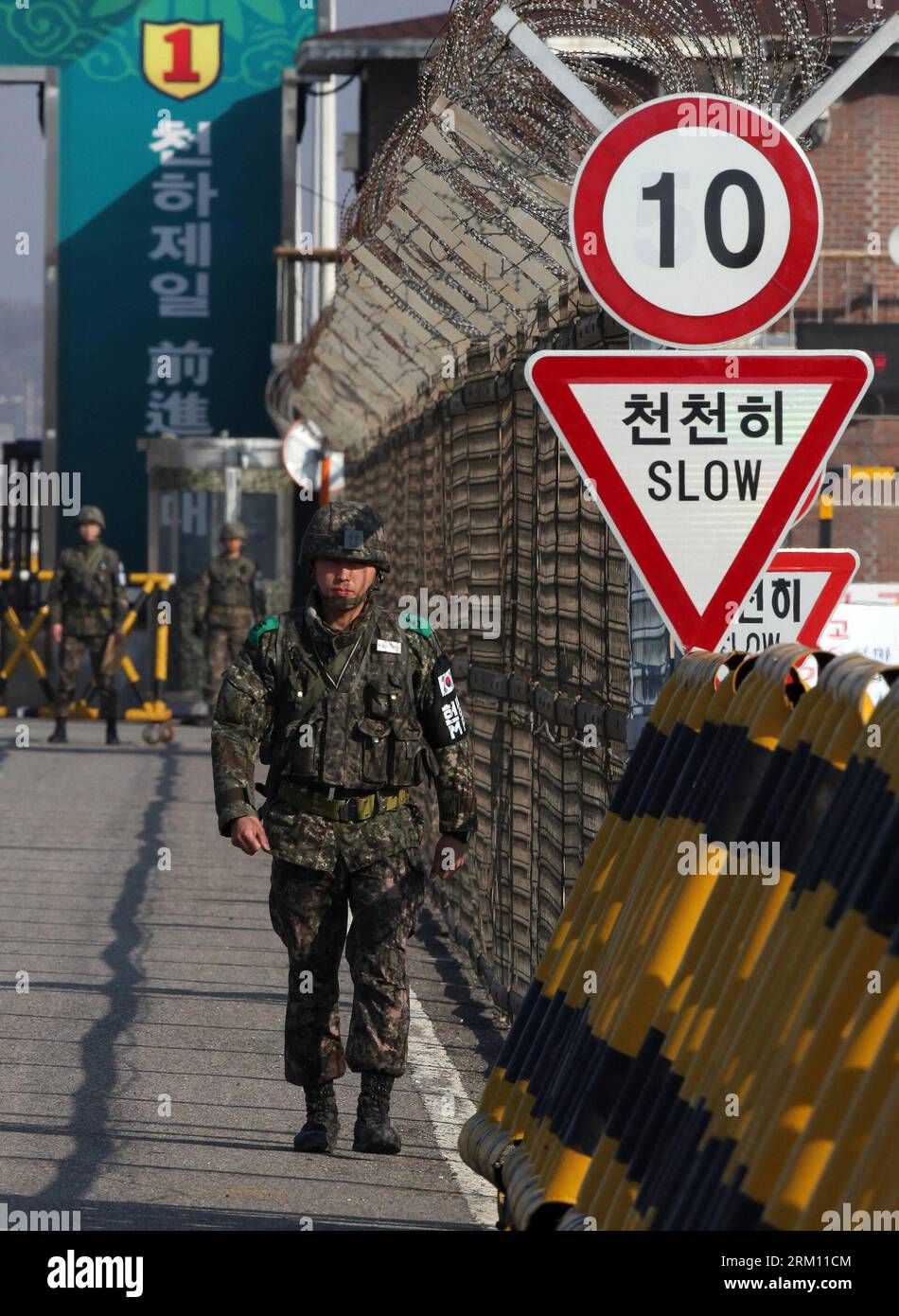 Bildnummer: 59492263 Datum: 10.04.2013 Copyright: imago/Xinhua (130410) -- PAJU, 10. April 2013 (Xinhua) -- südkoreanische Soldaten stehen auf der Vereinigungsbrücke in der Nähe des Büros für Zoll, Einwanderung und Quarantäne (CIQ) in Paju, Provinz Gyeonggi in Südkorea, 10. April 2013. Südkorea sieht die Warnung der Demokratischen Volksrepublik Korea (DVRK) an Ausländer in Seoul, Evakuierung als psychologische Kriegsführung zu betrachten, sagte das Präsidialbüro am Dienstag. (Xinhua/Park Jin-hee)(dzl) SÜDKOREA-PAJU-DVRK-GRENZE PUBLICATIONxNOTxINxCHN Politik Grenze Grenzübergang Südkorea Stockfoto