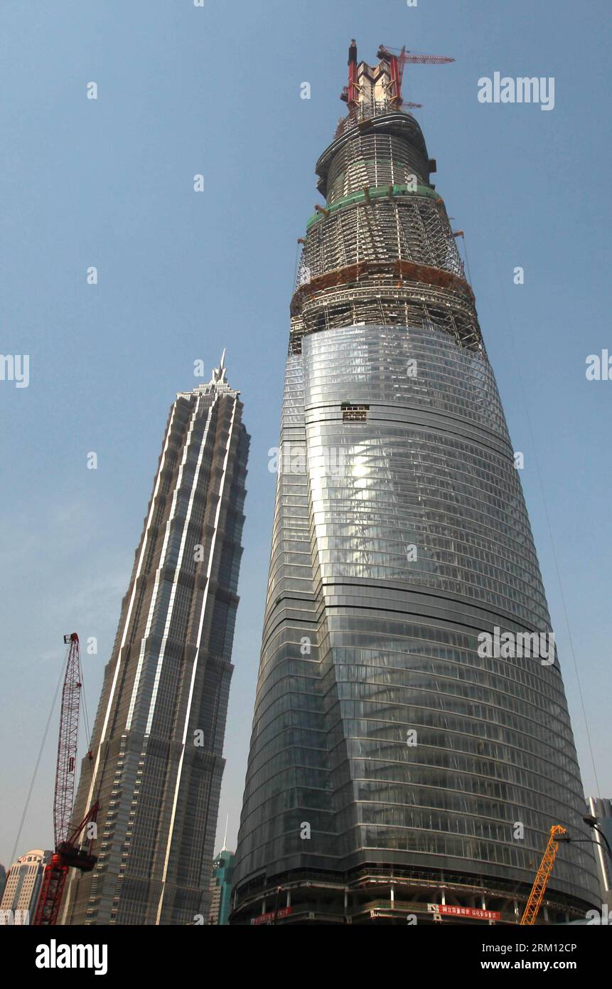 Bildnummer: 59500713 Datum: 11.04.2013 Copyright: imago/Xinhua (130411) -- SHANGHAI, 11. April 2013 (Xinhua) -- Foto vom 11. April 2013 zeigt den Shanghai Tower (R), der in der ostchinesischen Stadt Shanghai gebaut wird. Die Höhe des Shanghai Tower, der noch im Bau ist, erreichte am Donnerstag 501,3 Meter und übertraf den benachbarten Jinmao Tower und das World Financial Center. Die geplante Höhe des Shanghai Tower wird 632 Meter betragen, der höchste Wolkenkratzer Chinas. (Xinhua/Pei Xin) (yxb) CHINA-SHANGHAI-WOLKENKRATZER-SHANGHAI TOWER(CN) PUBLICATIONxNOTxINxCHN Gesellsch Stockfoto