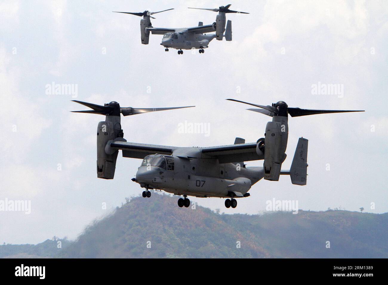 Bildnummer: 59508076 Datum: 12.04.2013 Copyright: imago/Xinhua (130412) -- PROVINZ TARLAC, 12. April 2013 (Xinhua) -- US MV-22 Ospreys bereiten sich auf eine gemeinsame militärische Übung in der Provinz Tarlac, Philippinen, am 12. April 2013 vor. Die Philippinen und die USA hielten ihre 29. Gemeinsame militärische Übung mit mindestens 8.000 amerikanischen und philippinischen Soldaten ab, die an der Ausbildung teilnahmen. Die gemeinsame militärische Übung, besser bekannt als Balikatan, was Schulter an Schulter auf Philippinisch bedeutet, findet vom 5. Bis 17. April statt. (Xinhua/Rouelle Umali) (rh) PHILIPPINEN-US-MILITÄR-ÜBUNG VERÖFFENTLICHUNG Stockfoto