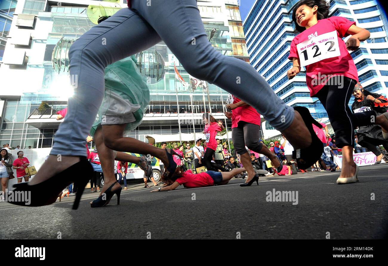 Bildnummer: 59513150 Datum: 14.04.2013 Copyright: imago/Xinhua (130414) -- JAKARTA, 14. April 2013 (Xinhua) -- indonesische Frauen, die High-Heel-Schuhe tragen, treten beim Fun-with-Your-Heels-Rennen in Jakarta, Indonesien, am 14. April 2013 an. Läufer mussten während des Rennens 7 cm hohe Schuhe tragen. (Xinhua/Agung Kuncahya B.)(zhf) INDONESIA-JAKARTA-HIGH-HEELS-Rennen PUBLICATIONxNOTxINxCHN Gesellschaft Rennen Wettrennen Highhells Lauf Stöckelschuhe kurios Komik xas x0x 2013 quer Aufmacher Premiere 59513150 Datum 14 04 2013 Copyright Imago XINHUA Jakarta 14. April 2013 XINHUA Indonesian Women W Stockfoto