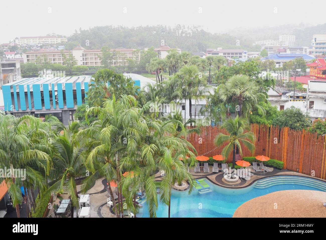 Leerer Hotelpool an einem regnerischen Tag in Phuket, Thailand. Stockfoto