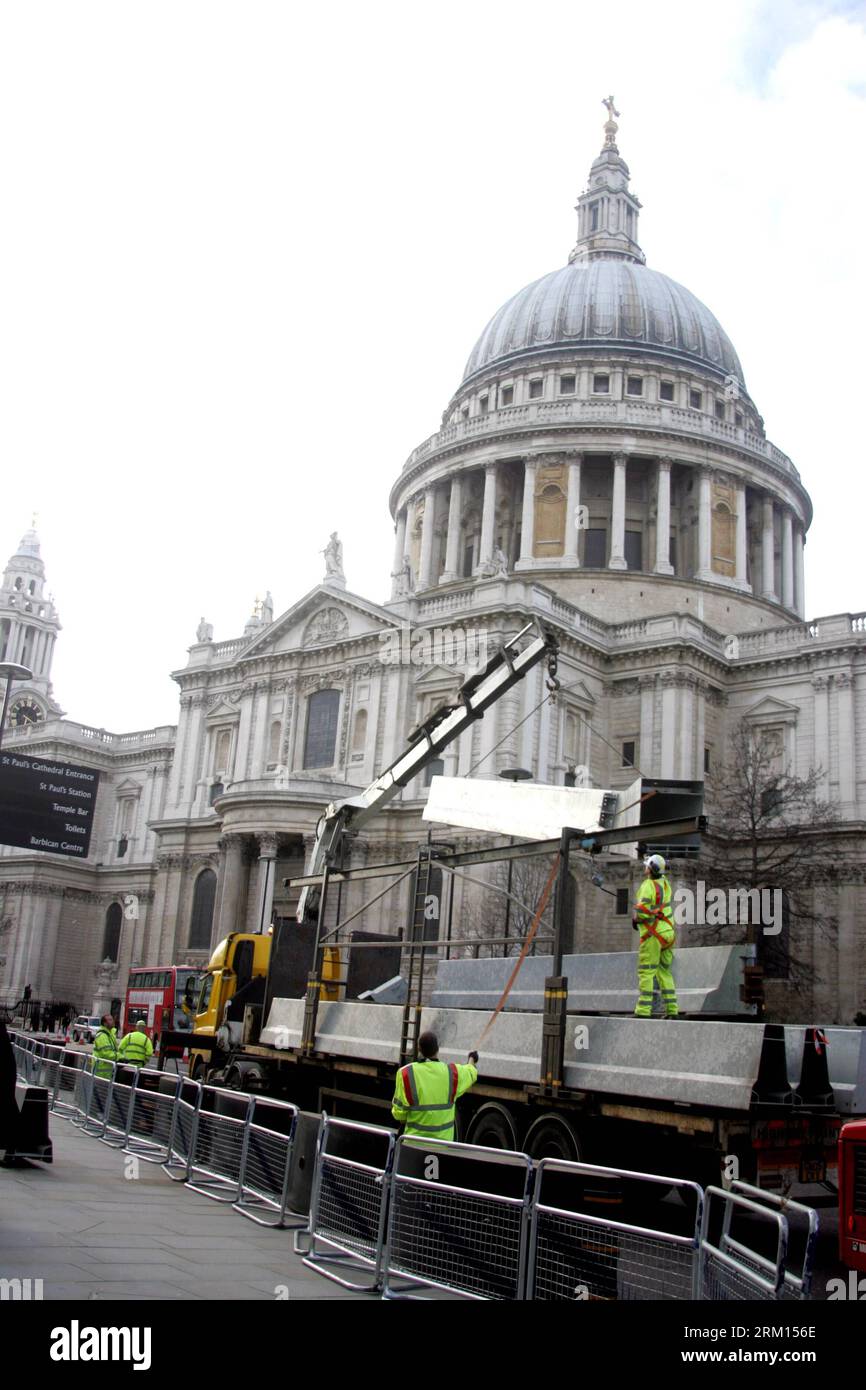 Bildnummer: 59515433  Datum: 14.04.2013  Copyright: imago/Xinhua (130414) -- LONDON, April 14, 2013 (Xinhua) -- Workers are busy working with the funeral preparation of the late British former Prime Minister Margaret Thatcher outside the St. Paul s Cathedral in the city of London on April 14, 2013. Over 2,000 guests have been invited to the April 17 funeral of Margaret Thatcher at St. Paul s Cathedral including global political figures, celebrities and even a couple of Thatcher s old foes. The 87 year-old former prime minister died after suffering a stroke on April 8. (Xinhua/Bimal Gautam) UK- Stockfoto