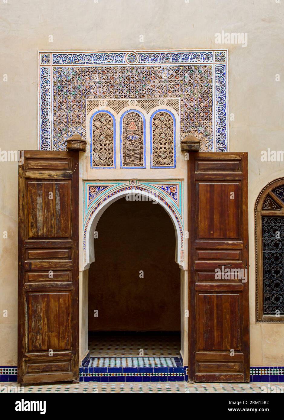 Marrakesch, Marokko, 8. April 2023. Der Blick auf eine alte Tür mit Holzrahmen und dekorativen Details im marokkanischen Stil im Marrakesch Bahia Palast Stockfoto