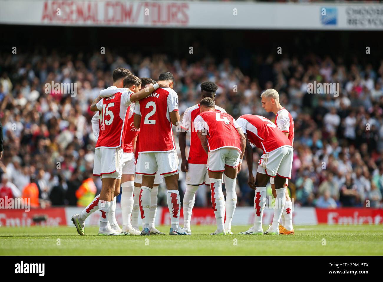 Arsenal Team huddle vor dem Auftakt im Premier League-Spiel Arsenal vs Fulham im Emirates Stadium, London, Vereinigtes Königreich. 26. August 2023. (Foto von Arron Gent/News Images) in London, Großbritannien am 26.08.2023. (Foto: Arron Gent/News Images/SIPA USA) Credit: SIPA USA/Alamy Live News Stockfoto