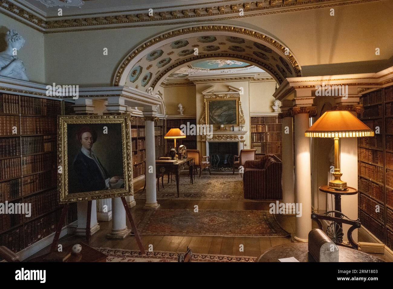 Shugborough Hall, Milford, nahe Stafford, Staffordshire, England, UK – Innenansicht der Bibliothek. Stockfoto