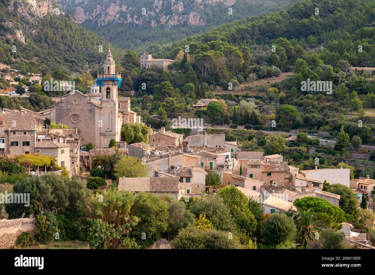 Valldemossa, Spanien, Mallorca - 08. November 2022:: Panoramablick auf Valldemossa, ein beliebtes Touristenziel in der Serra de Tramuntana Stockfoto