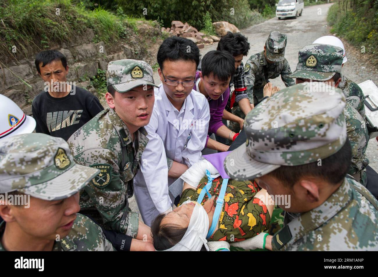 Bildnummer: 59546062 Datum: 21.04.2013 Copyright: imago/Xinhua (130421) -- LUSHAN, 21. April 2013 (Xinhua) -- Retter tragen die verletzte Yang Benfen, als sie sich versammeln, um sie zur medizinischen Behandlung in der Longmen Township im Lushan County, Provinz Sichuan im Südwesten Chinas, am 21. April 2013 zu verlegen. (Xinhua/Chen Cheng) (cxy) CHINA-SICHUAN-LUSHAN EARTHQUAKE-RESCUE (CN) PUBLICATIONxNOTxINxCHN Gesellschaft x2x xkg 2013 quer o0 Katastrophe Naturkatastrophe Erdbeben bergung Rettungskräfte Opfer verletzte 59546062 Datum 21 04 2013 Copyright Imago XINHUA Lushan 21. April 2013 XINHUA Rescue Carry Accident Yang Stockfoto