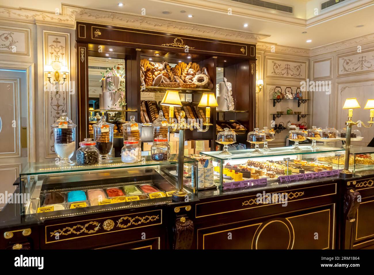 Kuchen, Süßwarenladen, Desserts in der Gourmet Lounge Ritz Hotel Bahrain Stockfoto