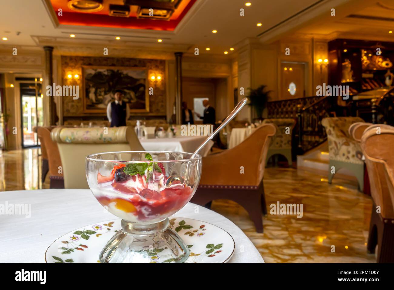 Pfirsich Melba wird in der Gourmet Lounge Ritz Hotel Bahrain serviert Stockfoto