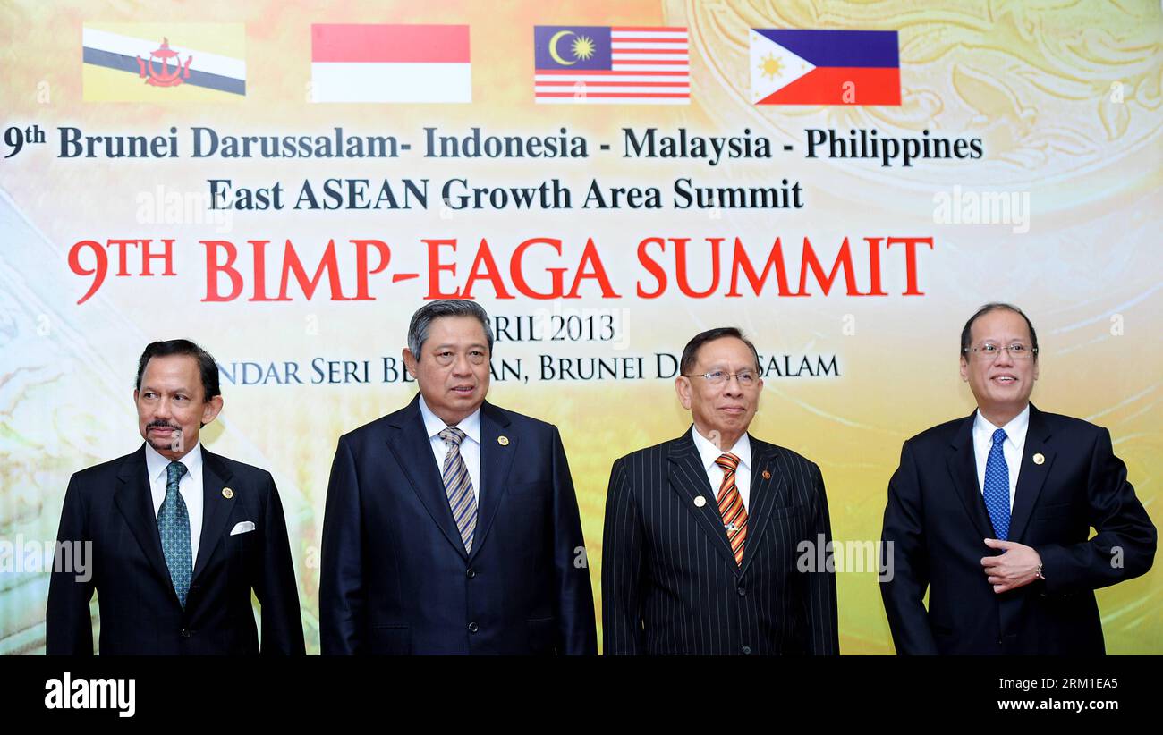 Bildnummer: 59568953 Datum: 25.04.2013 Copyright: imago/Xinhua BANDAR SERI BEGAWAN, April 2013 - Brunei Sultan Hassanal Bolkiah, indonesischer Präsident Susilo Bambang Yudhoyono, der malaysische Senatspräsident Abu Zahar Ujang und der philippinische Präsident Benigno Aquino (L-R) posieren für ein Gruppenfoto während des 9. Brunei Darussalam-Indonesia-Malaysia-Philippines East ASEAN Growth Area Summit am Rande des 22. Gipfeltreffens der Vereinigung Südostasiatischer Nationen (ASEAN) am 25. April 2013 in Bandar Seri Begawan. (Xinhua/He Jingjia) BRUNEI-BANDAR SERI BEGAWAN-22ND ASEAN SUMMIT PUBLICATIONxNOTxINxCHN P Stockfoto