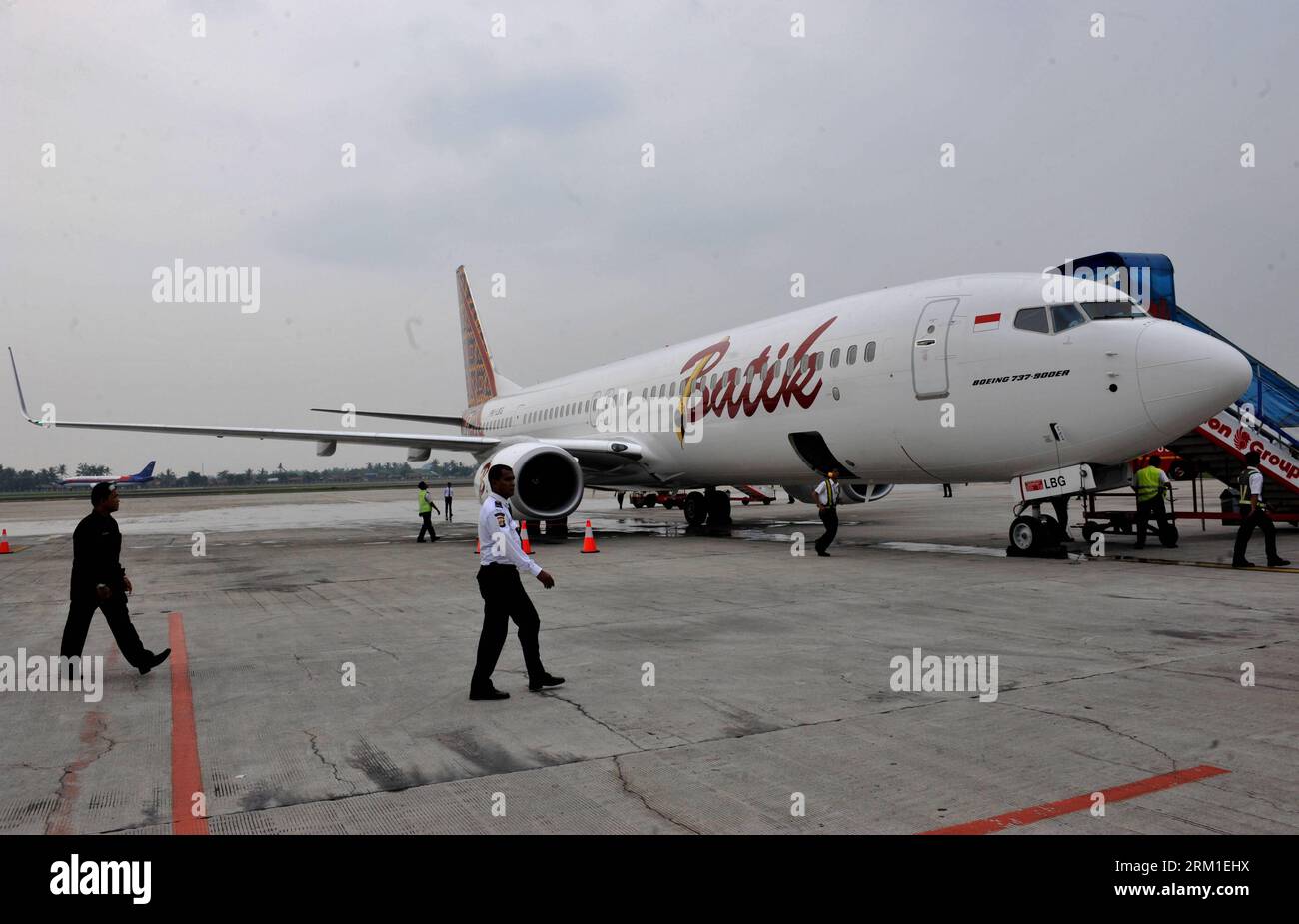 Bildnummer: 59571188 Datum: 25.04.2013 Copyright: imago/Xinhua (130425) -- TANGERANG, 25. April 2013 (Xinhua) -- Ein Flugzeug der indonesischen Fluggesellschaft Batik Air, eine Tochtergesellschaft von Lion Air, wird am Soekarno-Hatta International Airport in Tangerang, Indonesien, 25. April 2013 gesehen. Indonesiens größte Billigfluggesellschaft Lion Air startete am Donnerstag mit einer Fluggesellschaft zwischen Jakarta und Manado ihre Full-Service-Unterfirma Batik Air. (Xinhua/Agung Kuncahya B.) INDONESIA-TANGERANG-BATIK AIR-LAUNCH PUBLICATIONxNOTxINxCHN Wirtschaft x0x xsk 2013 quer 59571188 Datum 25 04 2013 Copyright Imago XINHUA April Stockfoto
