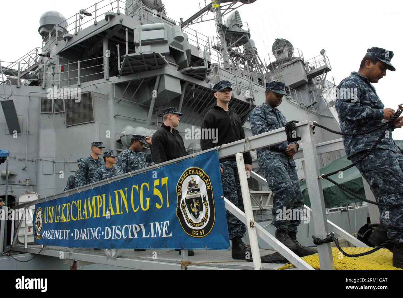 Bildnummer: 59578090 Datum: 27.04.2013 Copyright: imago/Xinhua Sailors steigen am 27. April 2013 im Rahmen einer Medienpräsentation in North Vancouver (Kanada) aus dem Board des USS Lake Champlain aus. Ungefähr 1.000 kanadische und amerikanische Seeleute sind in Vancouver, um die Öffentlichkeit und Medien zu treffen, um die Marine zu den Kanadiern zu bringen. (Xinhua/Sergei Bachlakov) KANADA-VANCOUVER-USA NAVY-CRUISER PUBLICATIONxNOTxINxCHN Militär x0x xds 2013 quer 59578090 Datum 27 04 2013 Copyright Imago XINHUA Sailors verlassen das Board des U S Navy Guided Missile Cruiser USS Lake Cha Stockfoto